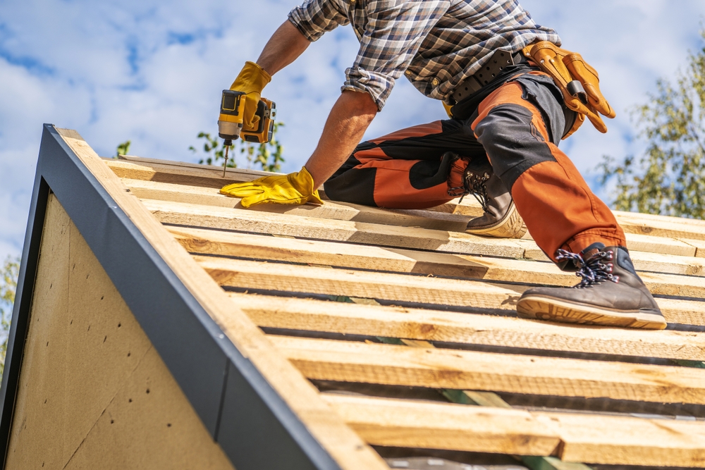 Caucasian,Professional,Roofing,Contractor,In,His,40s,Attaching,Wooden,Elements